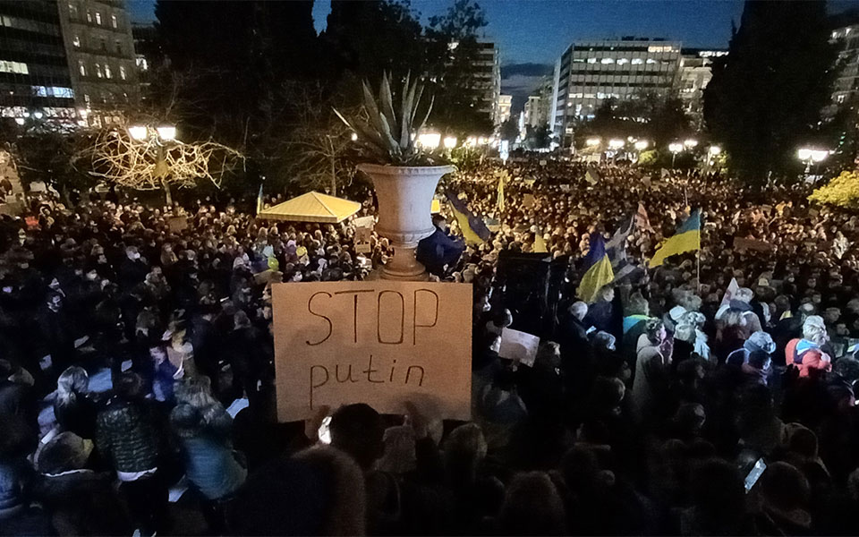 Πόλεμος στην Ουκρανία: Μεγάλη συγκέντρωση στο Σύνταγμα – «Απόψε είμαστε όλοι Ουκρανοί»-2