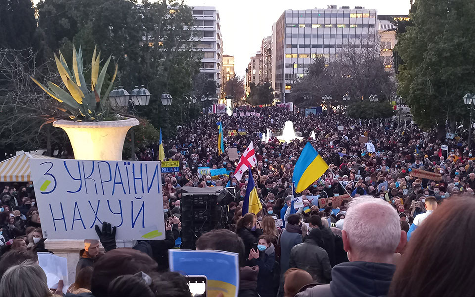 Πόλεμος στην Ουκρανία: Μεγάλη συγκέντρωση στο Σύνταγμα – «Απόψε είμαστε όλοι Ουκρανοί»-1