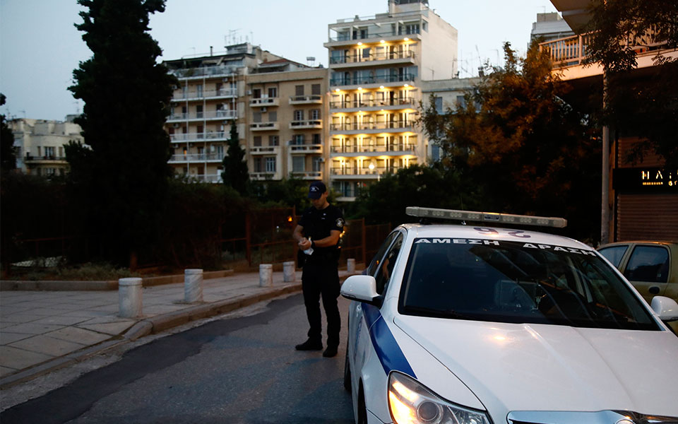 χειροπέδες-σε-τέσσερα-άτομα-για-διακί-561773842