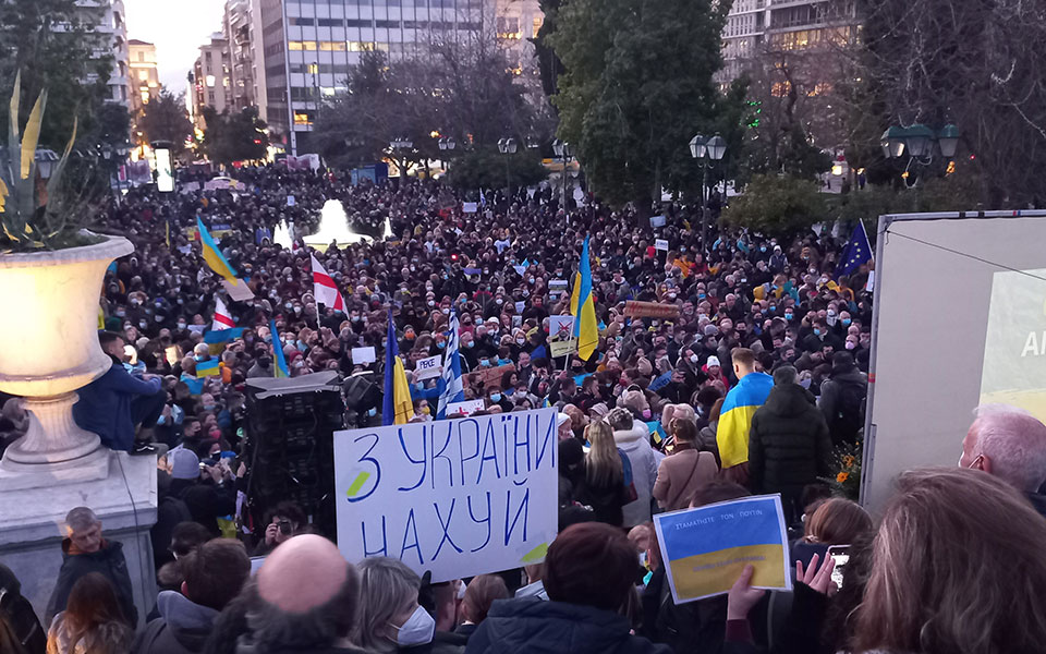 Aντιπολεμική συγκέντρωση στο Σύνταγμα για την Ουκρανία (Εικόνες)-2