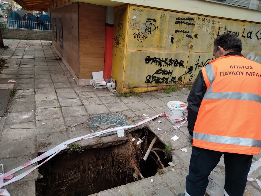Θεσσαλονίκη: Άνοιξε η γη και «κατάπιε» εργαζόμενο του Δήμου (εικόνες)-1