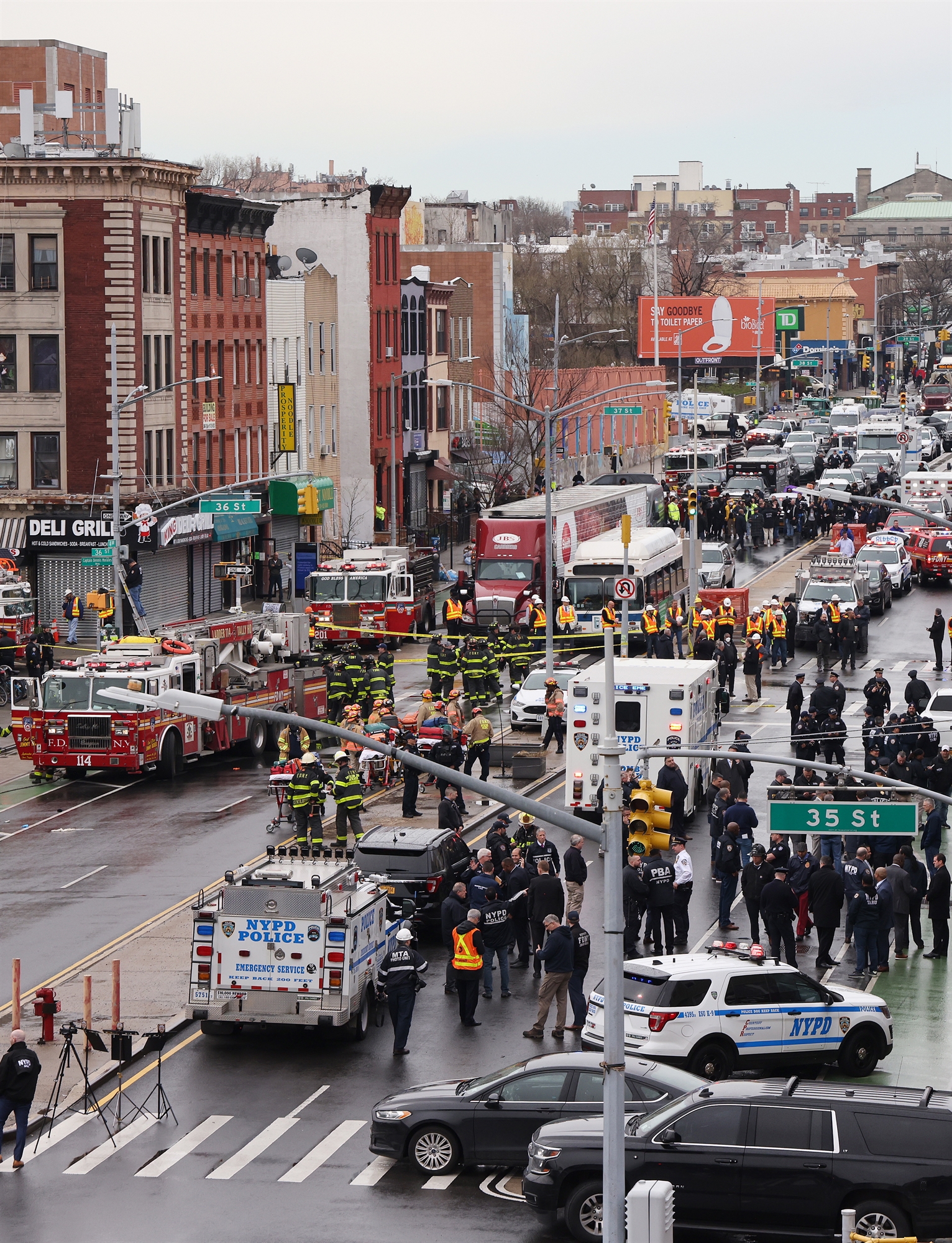 τρόμος-στο-μετρό-της-νέας-υόρκης-με-πυρ-561808078