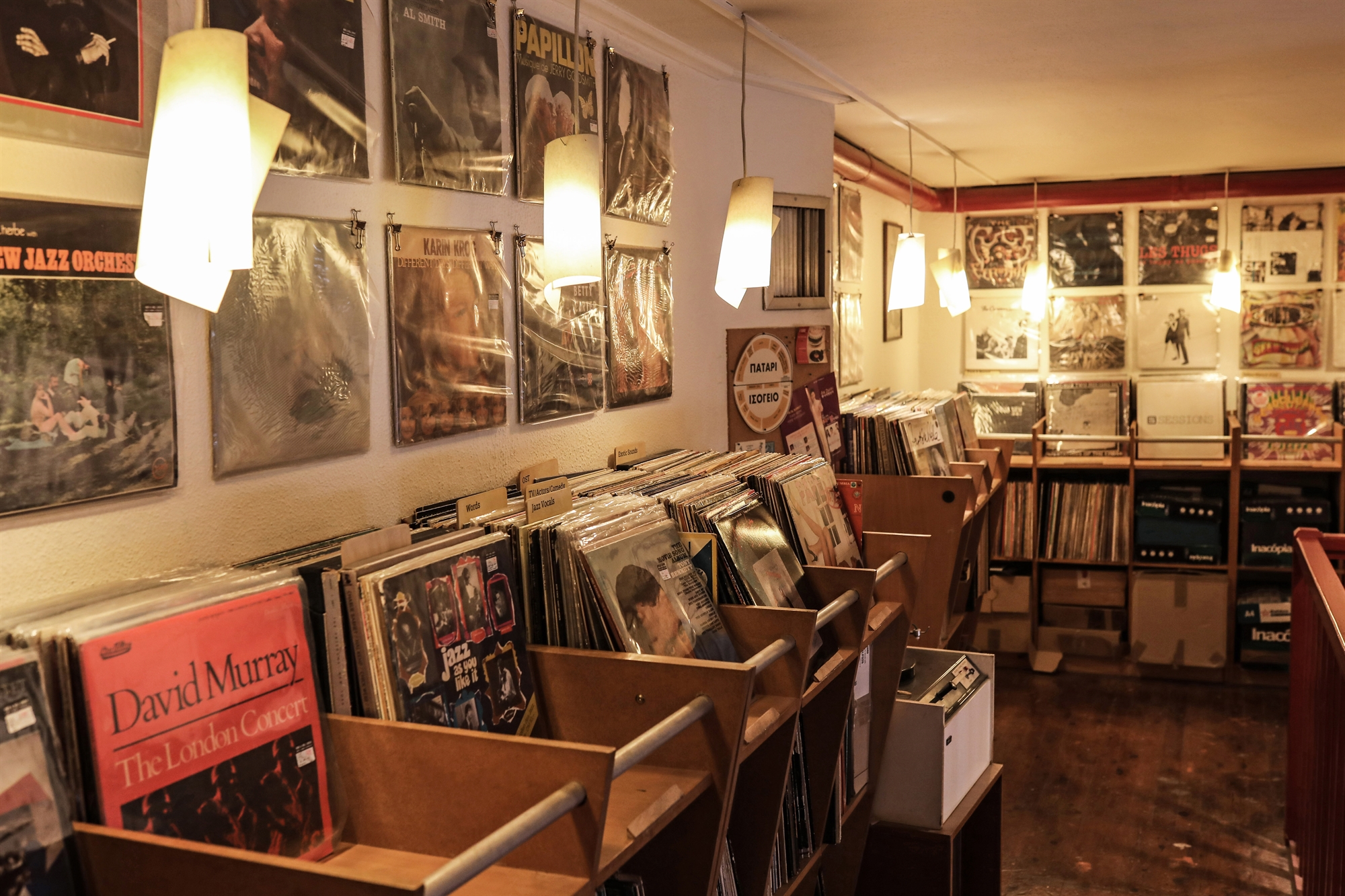 στη-χρονοκάψουλα-του-δισκοπωλείου-561825115