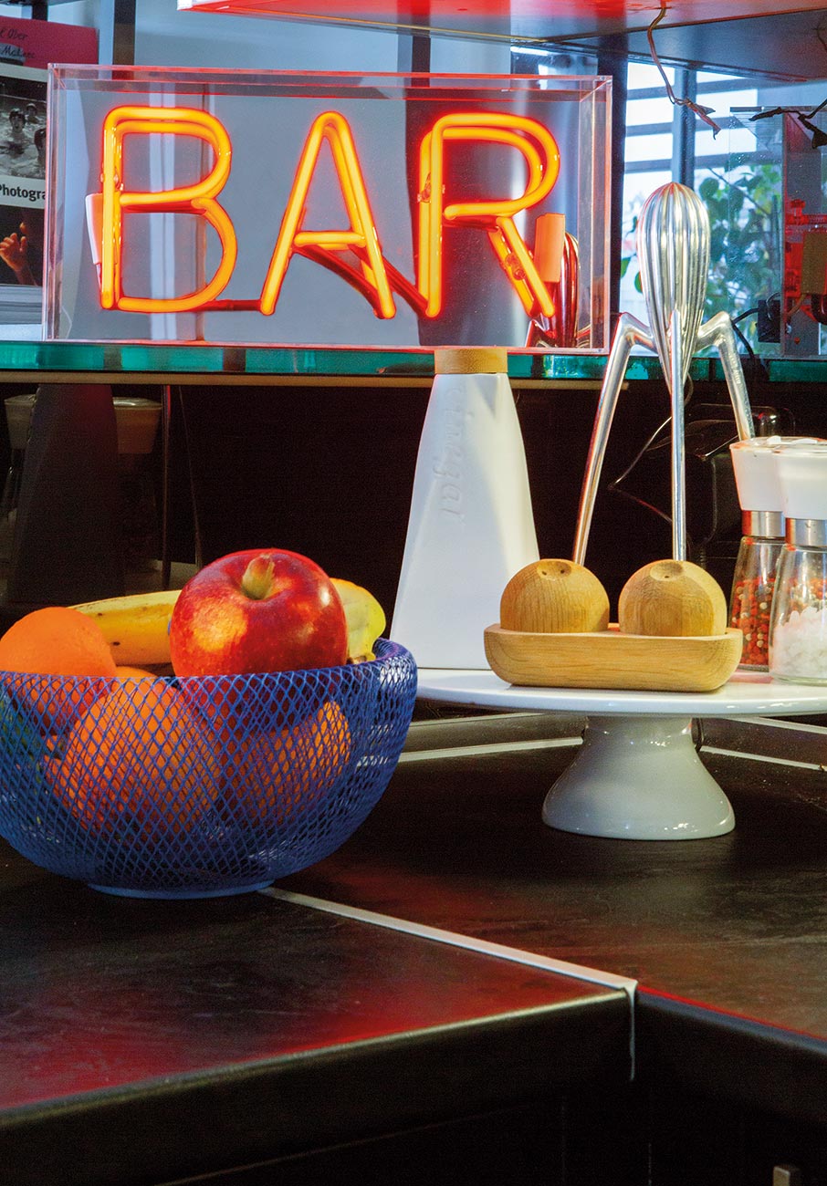 Η Ιλόη μας καλεί στο υπέροχο διαμέρισμά της στο Γκάζι-5