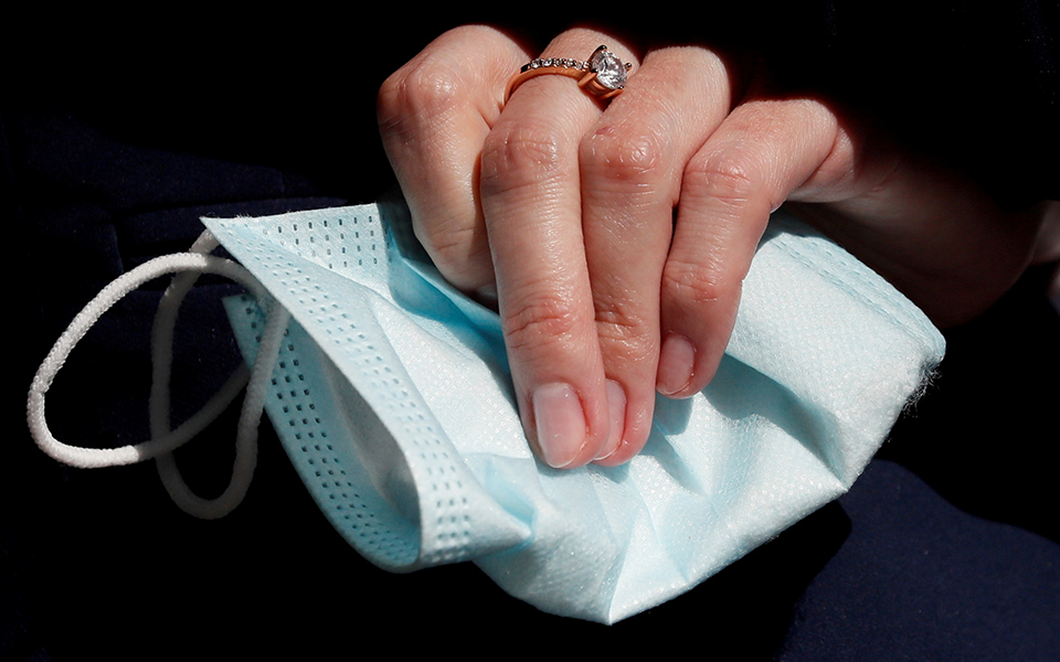 κορωνοϊός-τέλος-η-μάσκα-σε-εσωτερικού-561821392