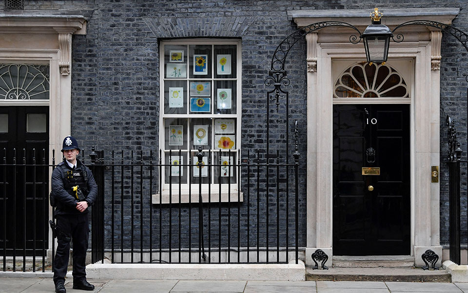 βρετανία-πάνω-από-50-πρόστιμα-για-τα-κο-561807049