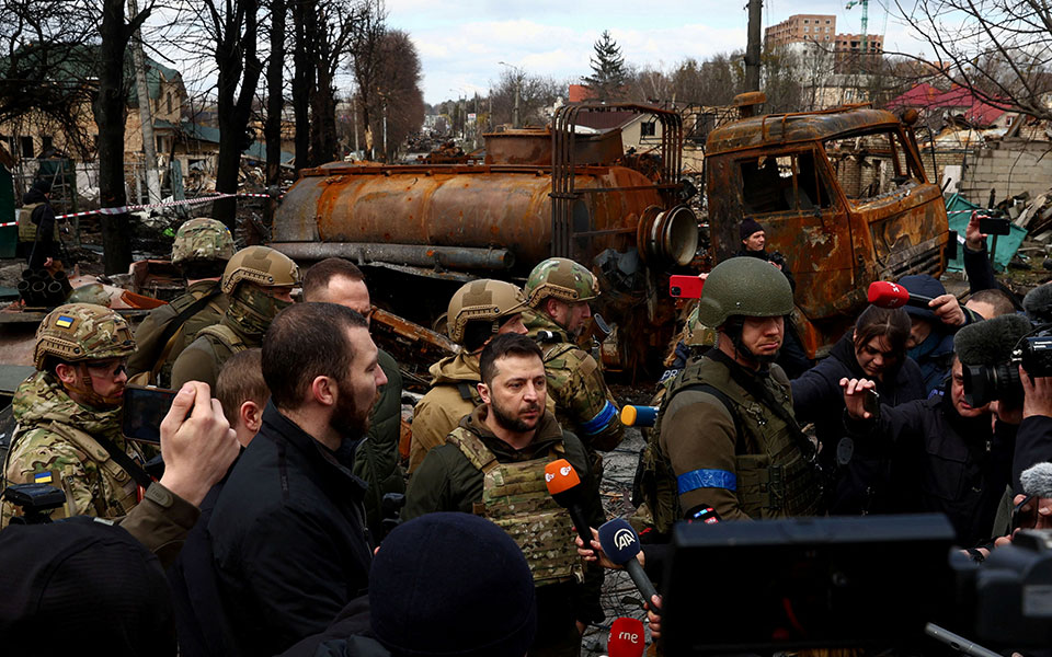 Πόλεμος στην Ουκρανία: Ο Ζελένσκι στην Μπούκα – «Η Ρωσία διαπράττει εγκλήματα πολέμου»-1