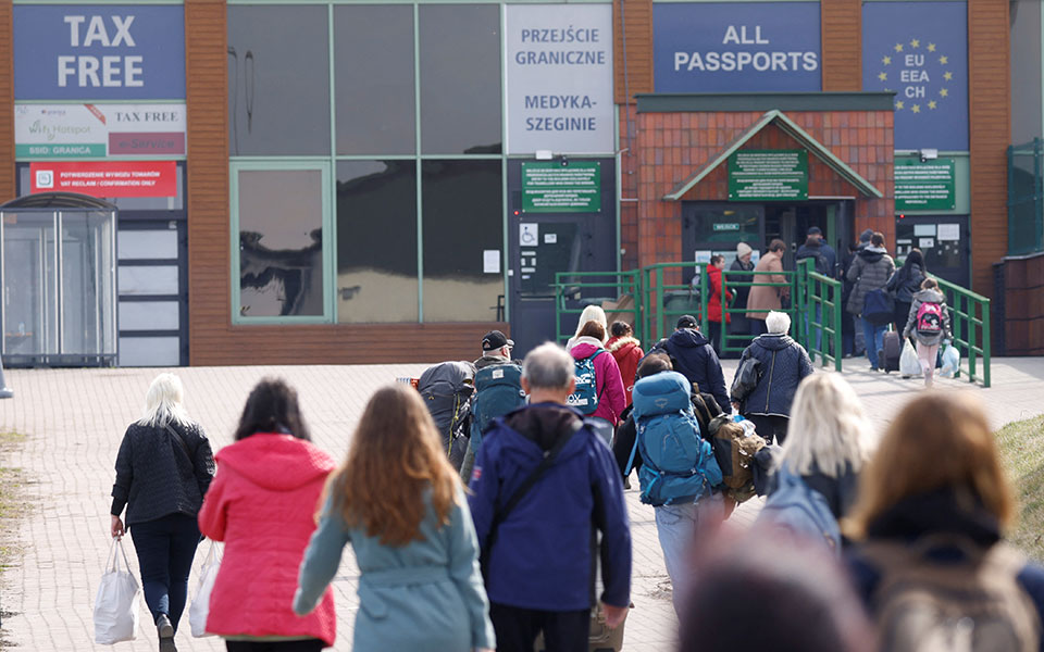 Πολωνία: Xτίζει τείχος στα σύνορα με τη Λευκορωσία, ενώ καλωσορίζει Ουκρανούς πρόσφυγες-1