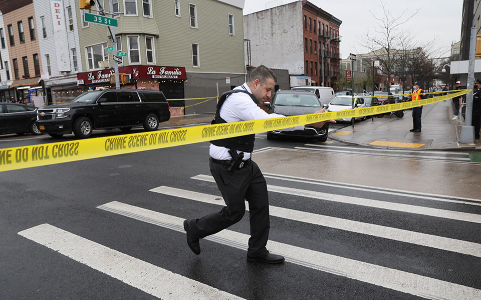 Μπρούκλιν – Νέα Υόρκη: Δεν ερευνάται ως τρομοκρατική ενέργεια το περιστατικό στο μετρό – Διαφεύγει της σύλληψης ο δράστης-10