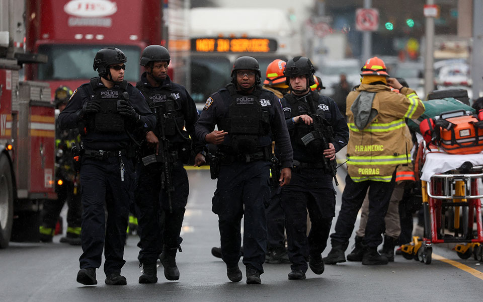 Μπρούκλιν – Νέα Υόρκη: Δεν ερευνάται ως τρομοκρατική ενέργεια το περιστατικό στο μετρό – Διαφεύγει της σύλληψης ο δράστης-12