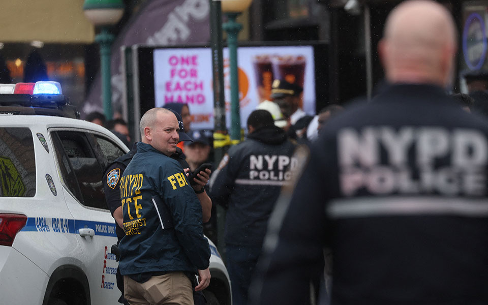 Μπρούκλιν – Νέα Υόρκη: Δεν ερευνάται ως τρομοκρατική ενέργεια το περιστατικό στο μετρό – Διαφεύγει της σύλληψης ο δράστης-14