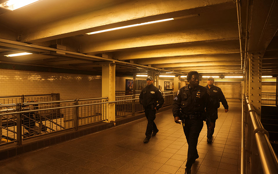 Μπρούκλιν – Νέα Υόρκη: Δεν ερευνάται ως τρομοκρατική ενέργεια το περιστατικό στο μετρό – Διαφεύγει της σύλληψης ο δράστης-15