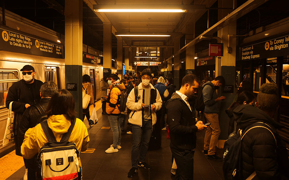 Μπρούκλιν – Νέα Υόρκη: Δεν ερευνάται ως τρομοκρατική ενέργεια το περιστατικό στο μετρό – Διαφεύγει της σύλληψης ο δράστης-17