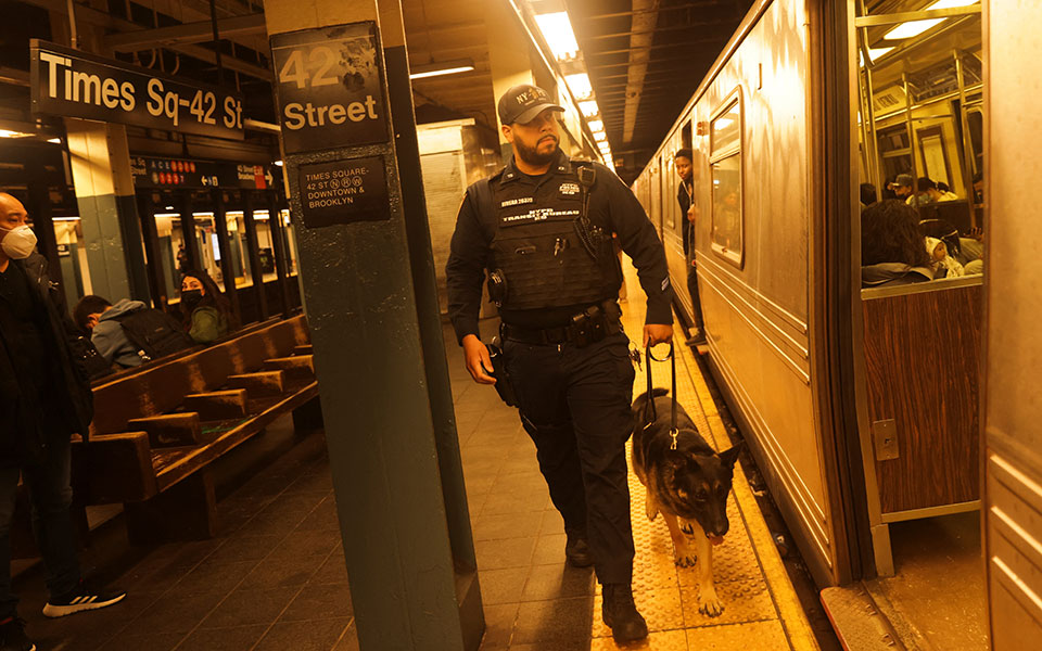 Μπρούκλιν – Νέα Υόρκη: Δεν ερευνάται ως τρομοκρατική ενέργεια το περιστατικό στο μετρό – Διαφεύγει της σύλληψης ο δράστης-16