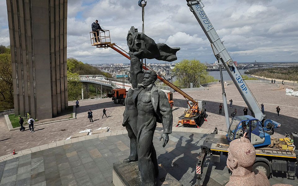 κίεβο-η-κατεδάφιση-του-μνημείου-φιλία-561831373