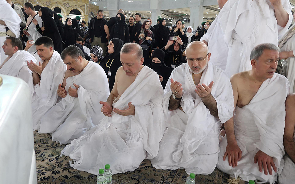 με-το-λευκό-ένδυμα-εξαγνισμού-των-μο-561834760