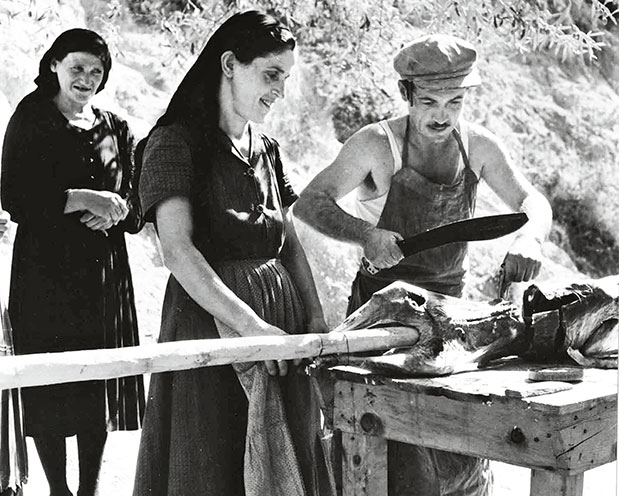 Πάσχα στο Γηρομέρι Θεσπρωτίας, για μια ιδιότυπη πομπή στο νεκροταφείο με κλαρίνο-1