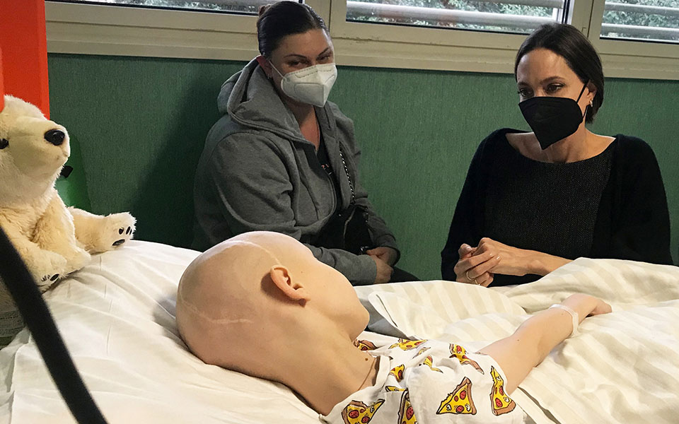 Αντζελίνα Τζολί: Σε νοσοκομείο που νοσηλεύονται παιδιά από την Ουκρανία – «Προσεύχομαι να τελειώσει ο πόλεμος»-1