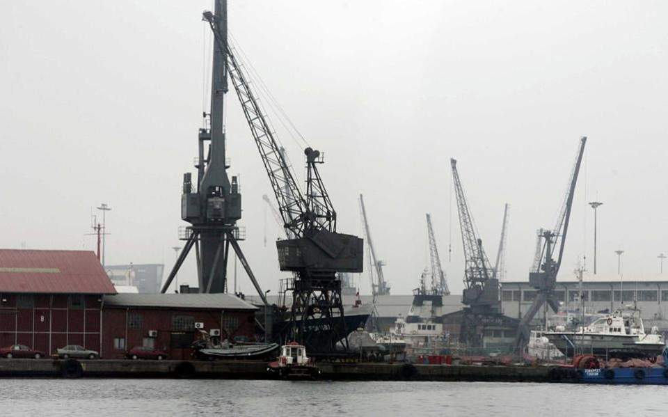 fsru-στο-λιμάνι-της-θεσσαλονίκης-από-την-elpedison-561806626