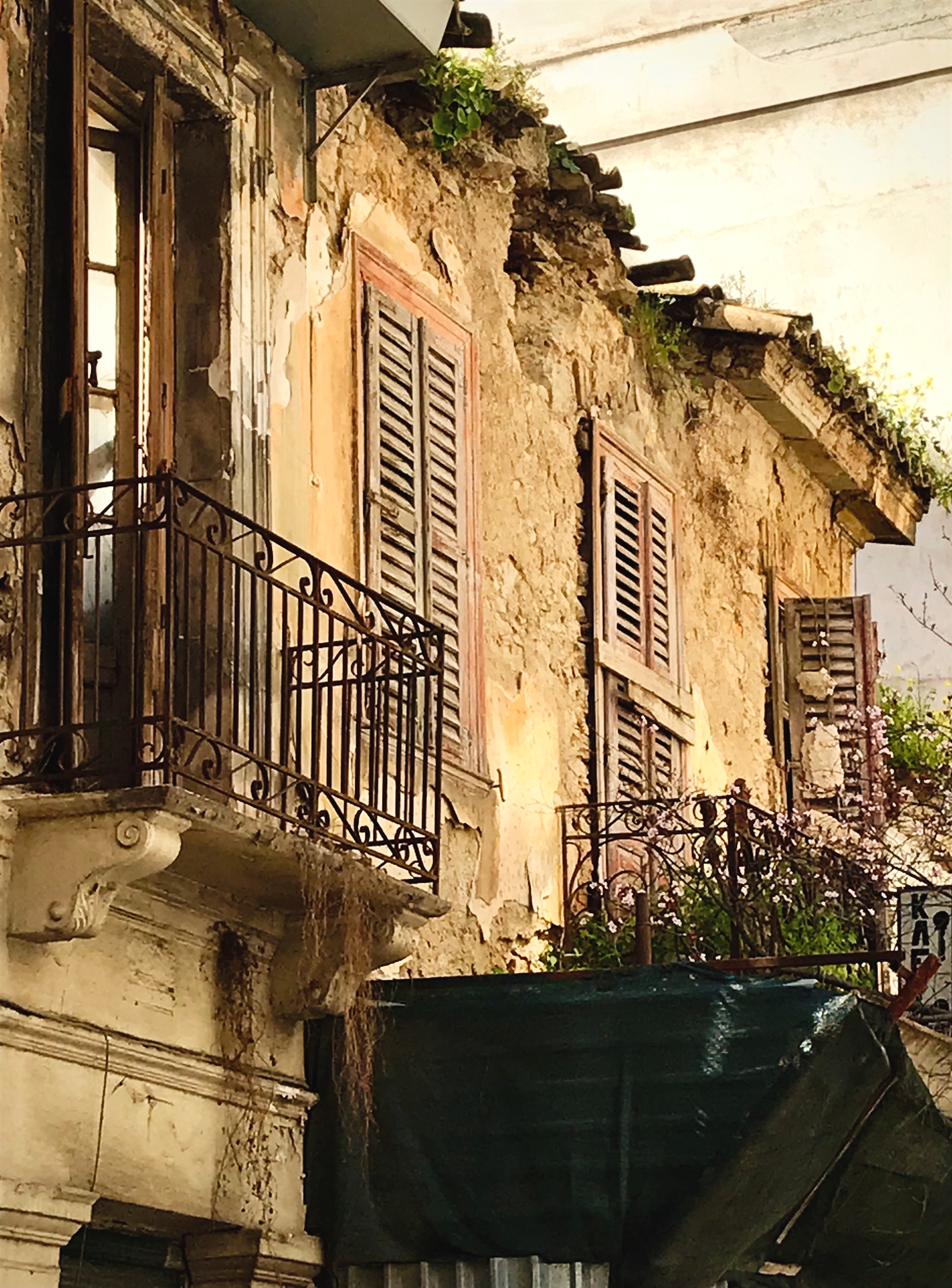 τα-γερμανικά-παντζούρια-της-οδού-κατα-561815599