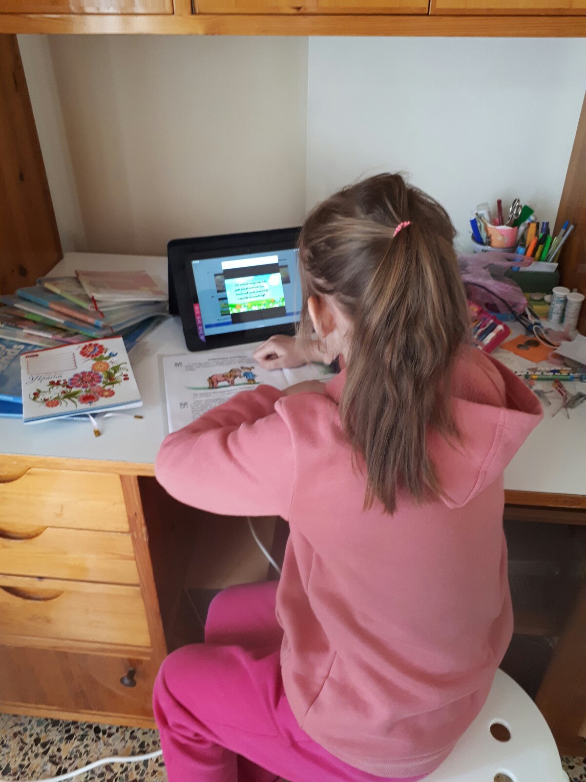 στα-θρανία-της-τηλεκπαίδευσης-τα-παι-561801403