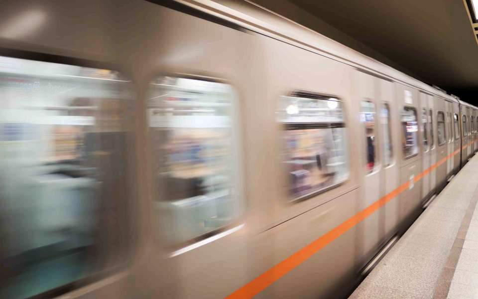 τραβούν-χειρόφρενο-σε-μετρό-τραμ-κα-561794308