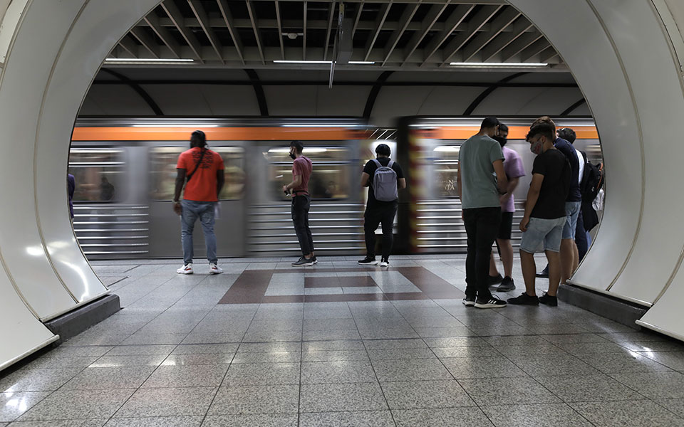 στροφή-στα-μέσα-μεταφοράς-561803704