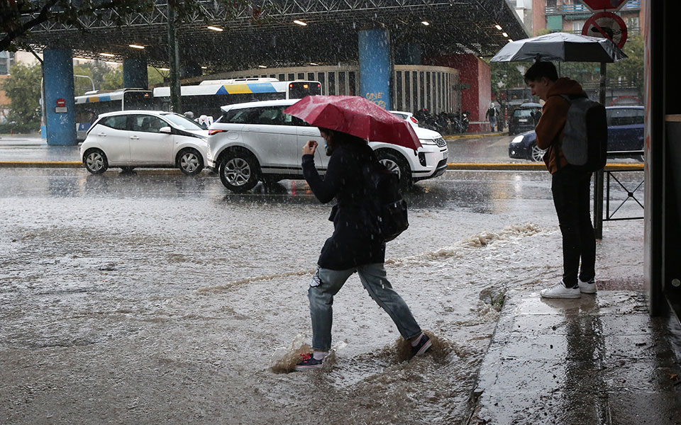 καιρός-έρχονται-καταιγίδες-και-πτώση-561816457