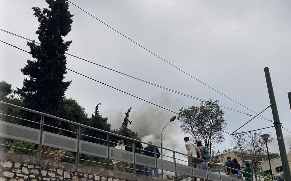 Φωτιά τώρα σε χώρο εστίασης στο Μετς-2