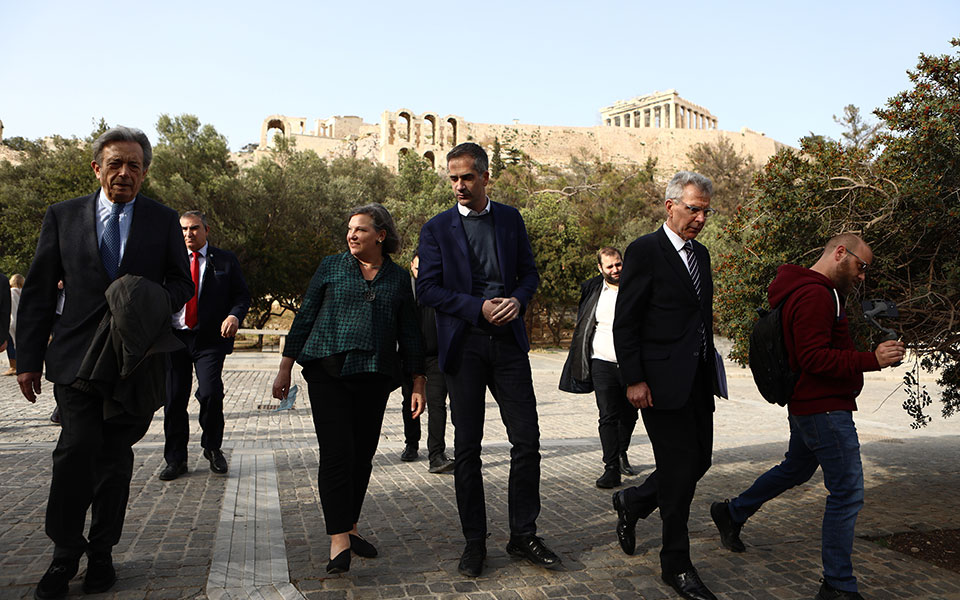 Συνάντηση Κώστα Μπακογιάννη – Βικτόρια Νούλαντ στη σκιά της Ακρόπολης: Η ξενάγηση σε Δ. Αεροπαγίτου και Πλάκα-3