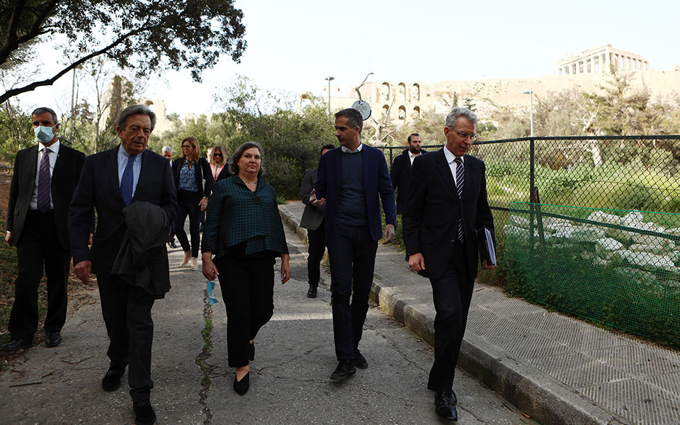 Συνάντηση Κώστα Μπακογιάννη – Βικτόρια Νούλαντ στη σκιά της Ακρόπολης: Η ξενάγηση σε Δ. Αεροπαγίτου και Πλάκα-2