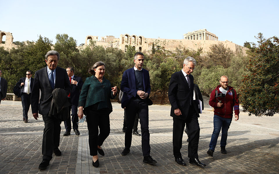 Συνάντηση Κώστα Μπακογιάννη – Βικτόρια Νούλαντ στη σκιά της Ακρόπολης: Η ξενάγηση σε Δ. Αεροπαγίτου και Πλάκα-1