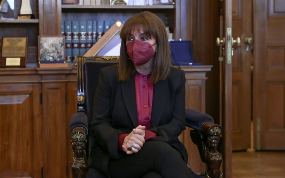 θετική-στον-κορωνοϊό-η-κατερίνα-σακελ-561808954