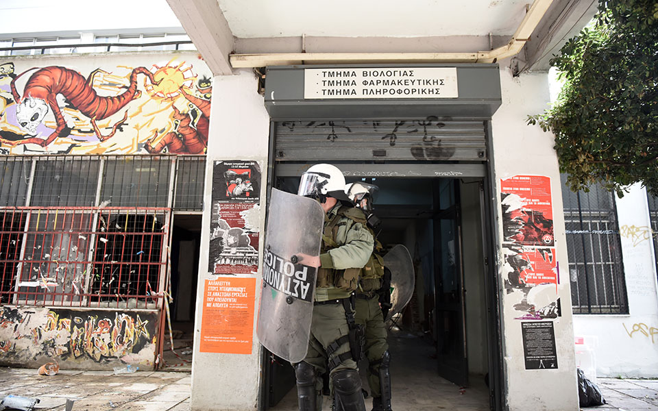 απθ-μάχη-για-μια-βιβλιοθήκη-χτίζεται-561829687