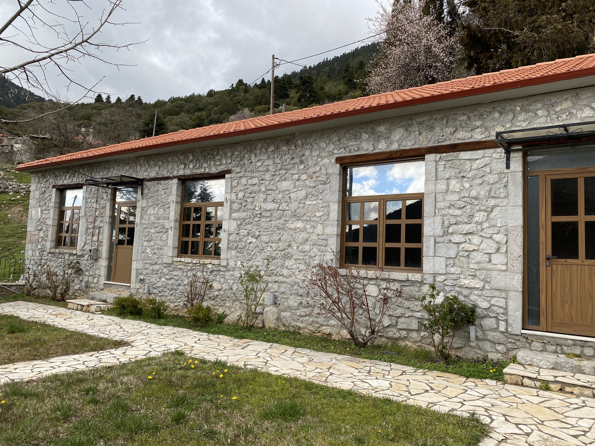 περνώντας-το-κατώφλι-στο-μονοθέσιο-σχ-561812188