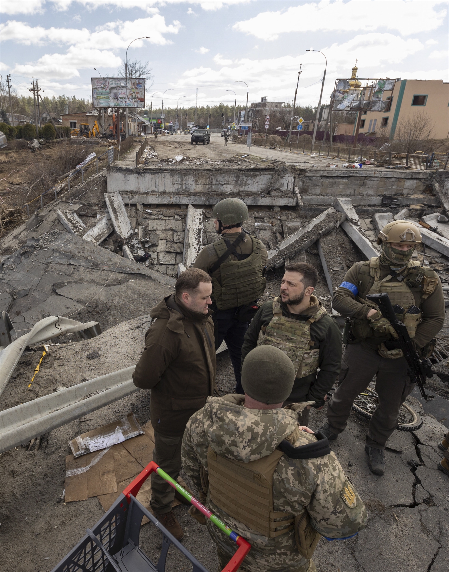 Πόλεμος στην Ουκρανία: Ο Ζελένσκι αντιμέτωπος με τη φρίκη-1