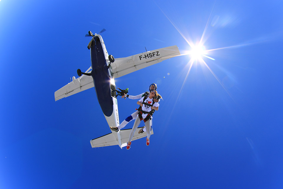 Ελεύθερη πτώση για πρωτάρηδες: Πώς είναι να βουτάς στο κενό από τα 14.000 πόδια;-1