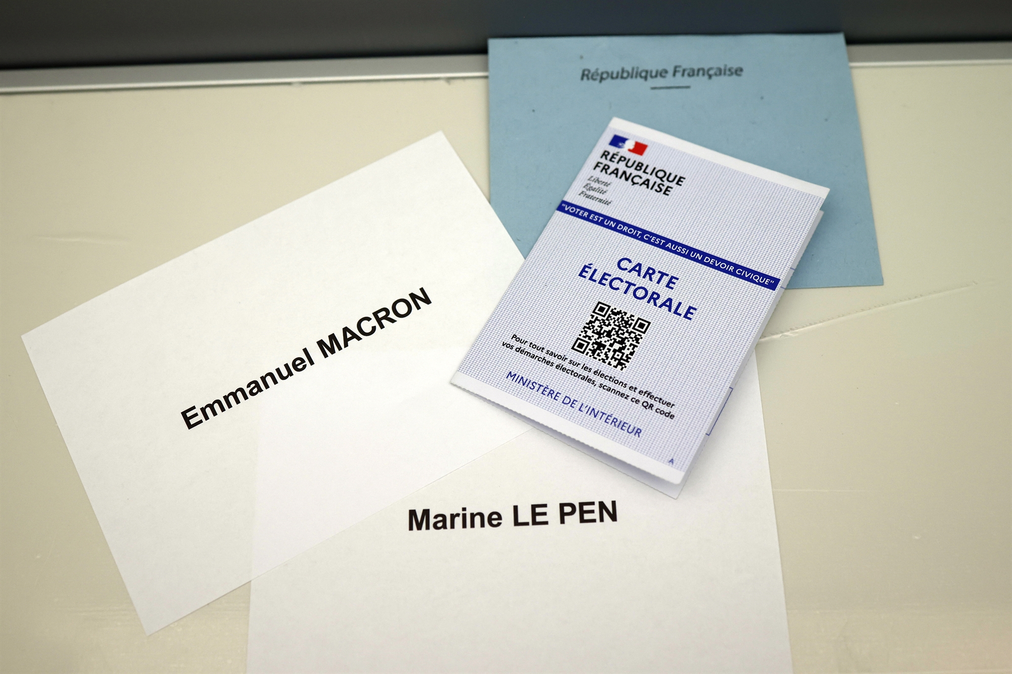 τροπαιοφόρος-ο-μακρόν-αναζητεί-νέα-με-561833131