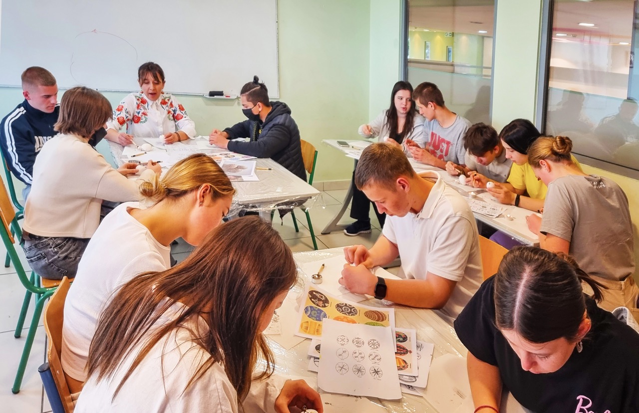 προσφυγόπουλα-στα-θρανία-της-κιβωτού-561833116