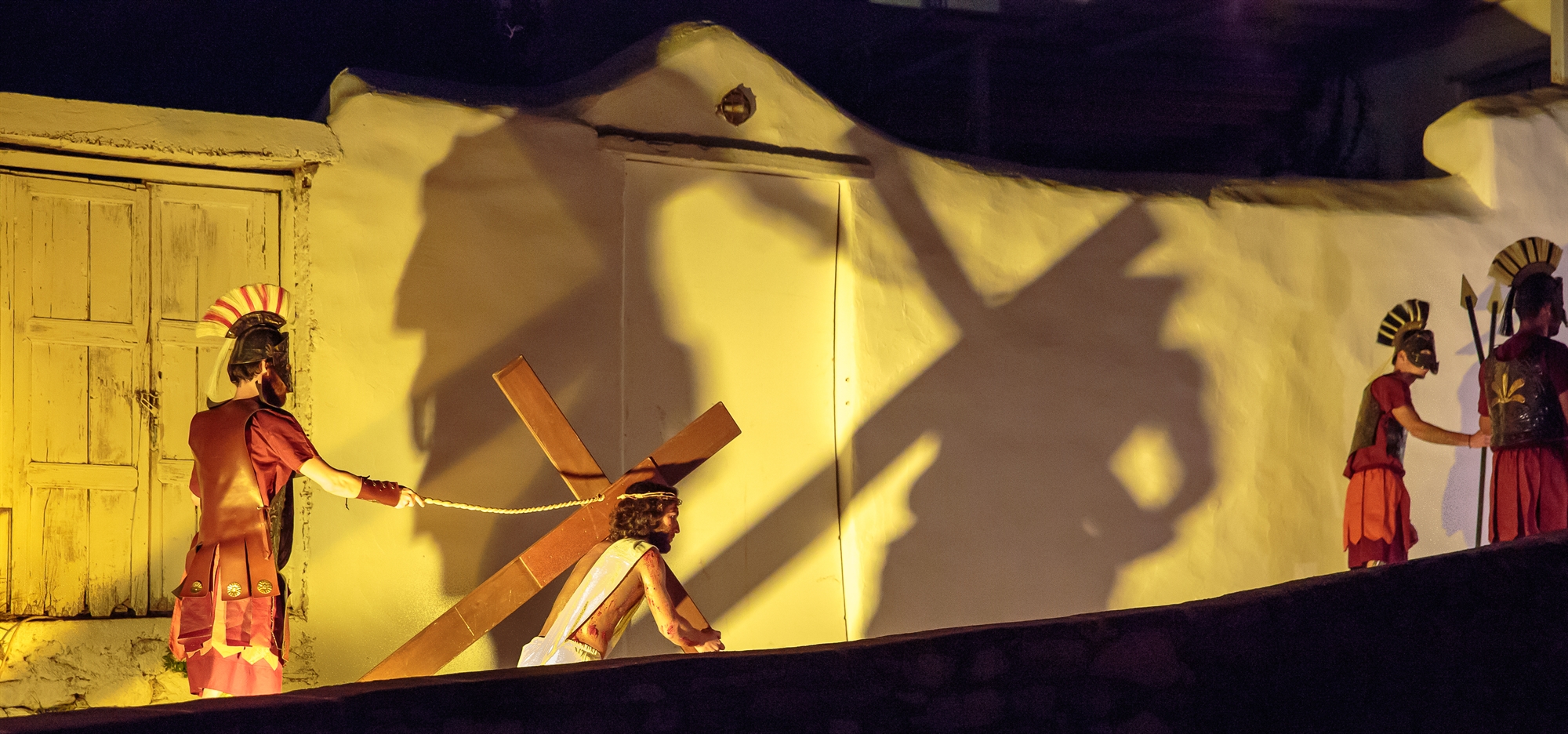 Τα πάθη του Χριστού ζωντανεύουν-1