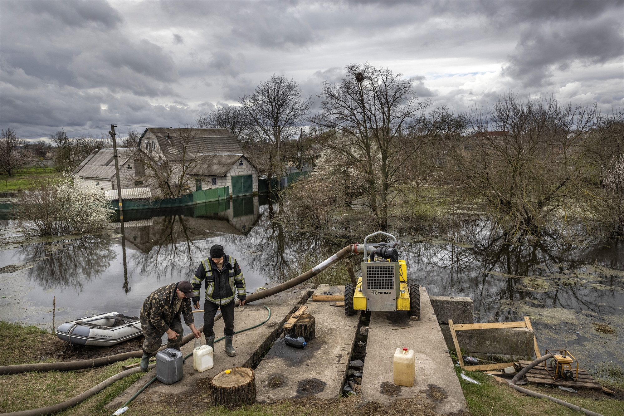 Πόλεμος στην Ουκρανία: Καλύτερα κάτω από το νερό, παρά στα χέρια των Ρώσων – Πλημμύρισαν ένα χωριό για να σώσουν τη χώρα-2