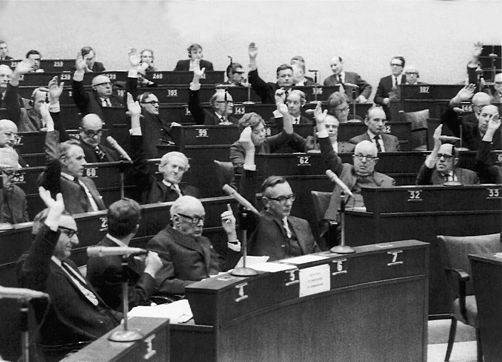 η-ελληνική-χούντα-και-το-διεθνές-σύστη-561824476