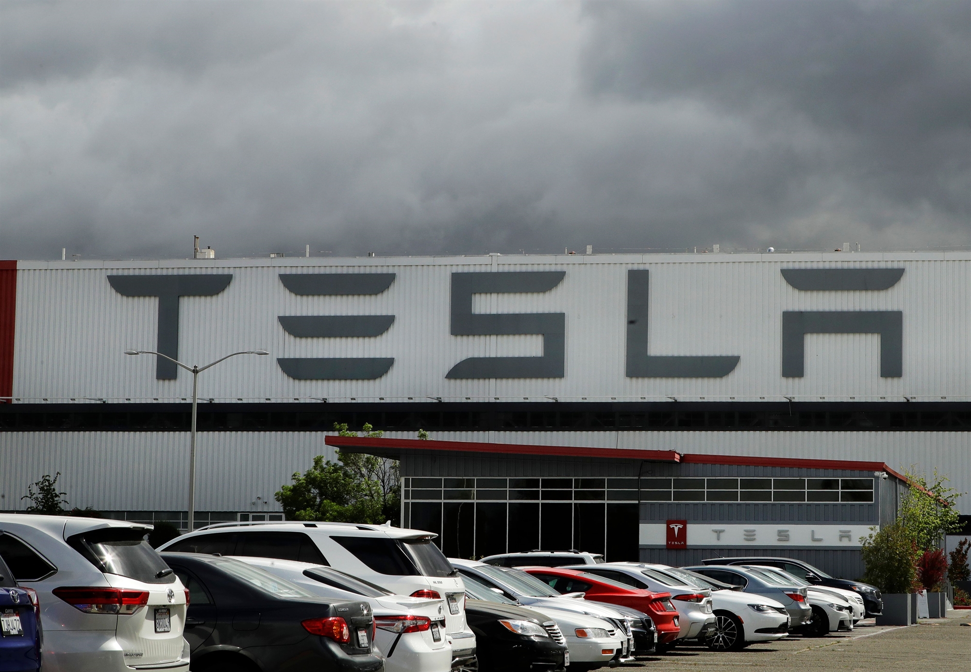 tesla-βουτιά-για-τη-μετοχή-της-μετά-το-deal-μα-561831151