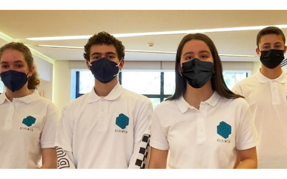 έφηβοι-δικτυώνουν-πρόσφυγες-με-εργοδ-561813190