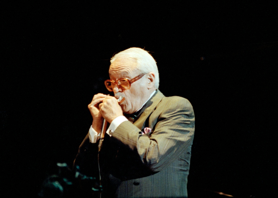 toots-thielemans-η-google-τιμά-με-doodle-τον-βασιλιά-της-φυσαρμ-561834106