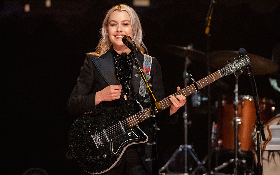 φίμπι-μπρίτζερς-κυκλοφόρησε-το-νέο-τη-561813703