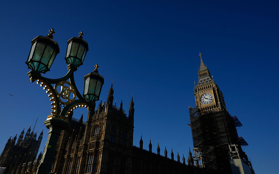 νιλ-πάρις-παραιτείται-ο-βρετανός-βουλ-561835687