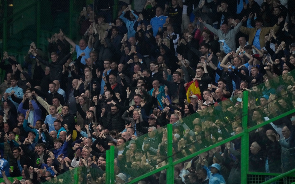 μάντσεστερ-σίτι-οπαδός-της-πέταξε-πίτ-561830026