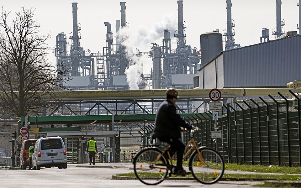 το-μεγάλο-δίλημμα-των-κυρώσεων-αντέχε-561795007