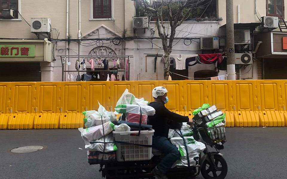 κορωνοϊός-σε-lockdown-η-σαγκάη-ξεμένουν-από-561799141